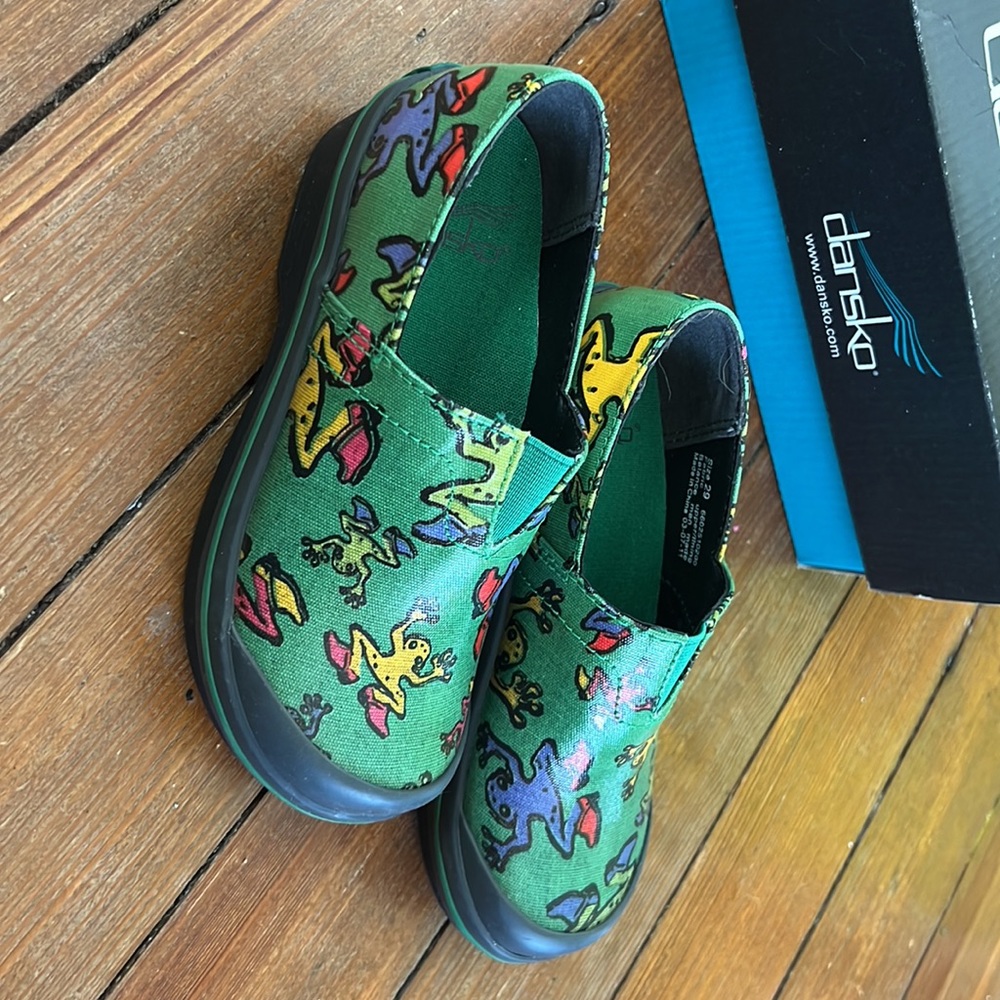 Green frog print Dansko clogs for kids!  New in box! - Picture 2 of 5